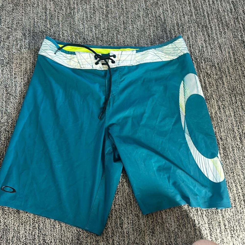 Men’s Oakley board shorts size 32